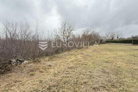 Istra, Smoljanci - građevinsko zemljište 897 m2 s ishodovanom dozvolom za kuću - mirna lokacija