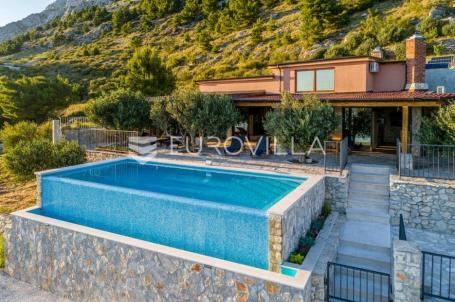 Omiš, Stanići, lijepa kuća s pogledom na more ukupne površine 160m2 na zemljištu površine 2546 m2
