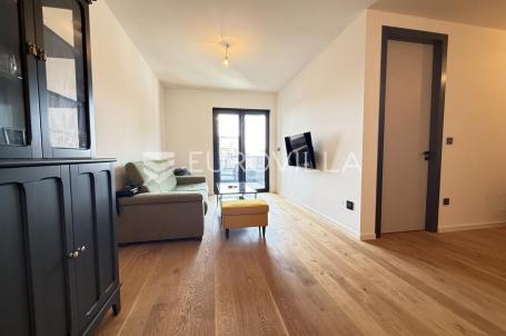 Pula, Centar, moderni i vrhunski dvosobni stan, 2. kat, 66.31 m², naktriven parking, lift, smart hom