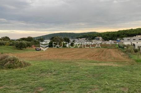 Medulin, Pomer, građevinsko zemljište 120m od mora, pogled more