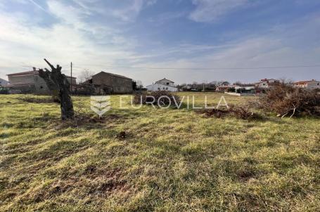 Marčana, Loborika, građevinsko zemljište 644 m² na odličnoj lokaciji s putem
