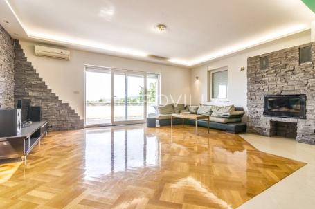Perjavica, dvosoban penthouse 100 m2 s prekrasnim pogledom