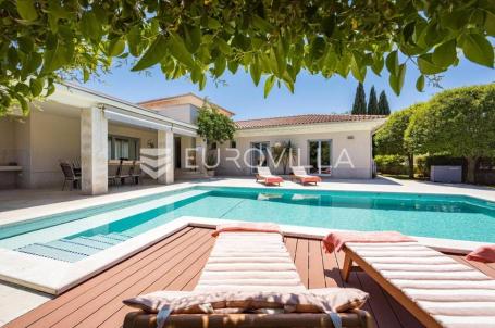 Istra, Banjole, prekrasna vila 277 m² na velikoj okućnici, 300 m od mora