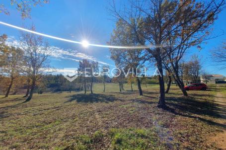 Poreč, okolica - lijepo građevinsko zemljište NKP 764 m2  + 451 m2 poljoprivredno pravilnog oblika 