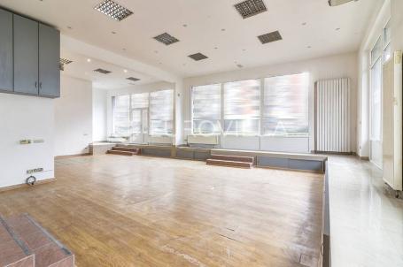 Dubrava, ulični poslovni prostor 114 m2 + dvije garaže 35 m2