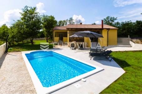Okolica Žminja, lijepa prizemnica 154 m2, mirna lokacija, bazen