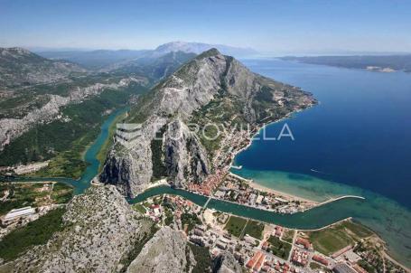 Duće pored Omiša građevinsko zemljište veliline 1870 m2, 200m od mora