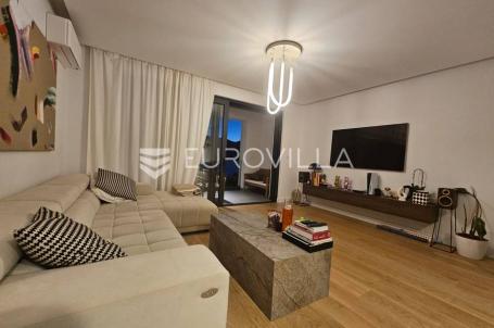 Rijeka, Costabella, luksuzan trosoban stan 101.39 m²