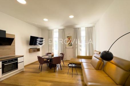 Istra, Pula, u centru grada moderno opremljen trosobni stan 85 m²