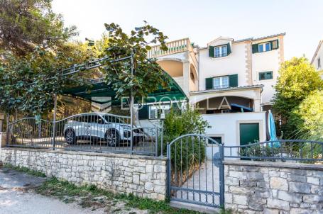 Brač, Supetar, kuća ukupne površine 372 m² na zemljištu površine  411 m² 