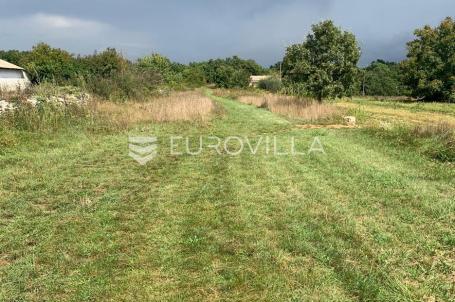 Istra, Svetvinčenat - građevinsko zemljište 503 m2 s privatnim putem, blizina infrastrukture