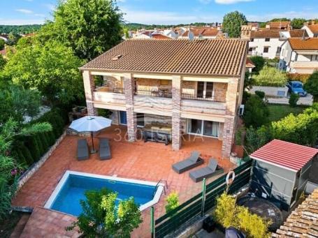 Kuća sa bazenom u centru mjesta te 600m od mora, Poreč okolica