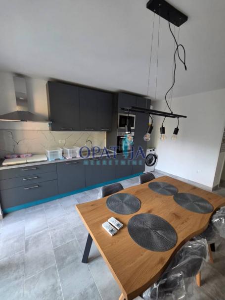 Elegantno renoviran stan na prvom katu i idealnoj lokaciji/ Ekskluzivno preko naše agencije