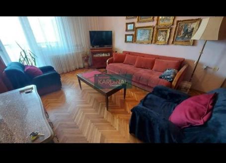 Lep trosoban stan u strogom centru grada