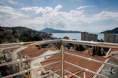 Prostran dvosoban stan s pogledom na more u Igalu, Herceg Novi