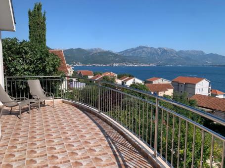 Dvospratna kuća sa voćnjakom i pogledom na more u Bijeloj, Herceg Novi