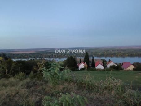 Plac sa pogledom na Dunav i Bačku u Slankamen – 787 m²