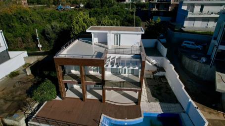 Ekskluzivna moderna vila površine 380 m² sa 4 spavaće sobe, 4 kupatila, bazenom i privatnim parkingo