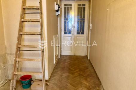 Rijeka, Centar, četverosobni stan za adaptaciju površine 98.47 m², u zgradi iz Austrougarske