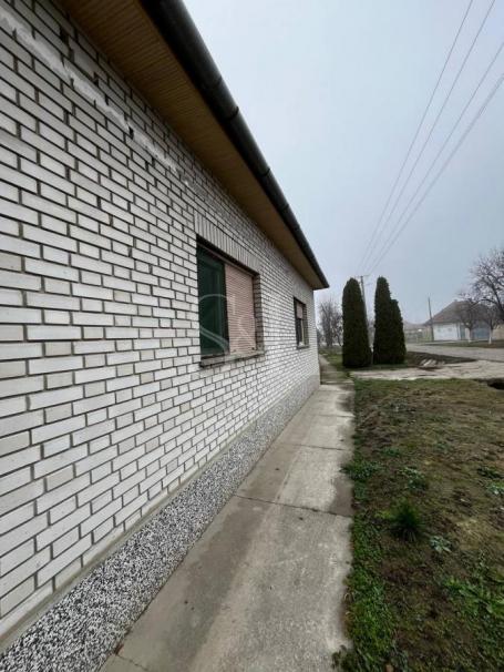 KUĆA, ČVRSTE GRADNJE U BEZDANU!!!