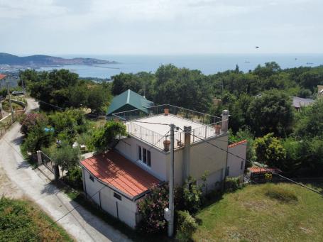 Prodaje se Kuća sa Vrtom i Zapanjujućim Pogledom na Planine u Baru, Naselje Šušanj