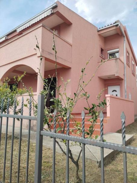 Kuća na Prodaju u Šušnju, Bar – Nekretnina sa Više Stambenih Jedinica i Prostranom Parcelom