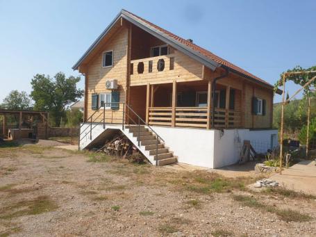 Kompleks od tri kuće na Prodaju sa prostranom uređenom parcelom i bazenom, Zagora, Budva