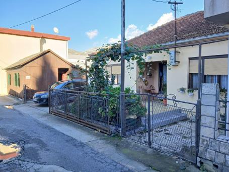Legalna prizemna kuća sa pomoćnim objektima u Polju, Bar