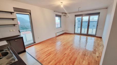 Dvosoban stan sa studiom i garažom na Prodaju u Bečićima, Budva