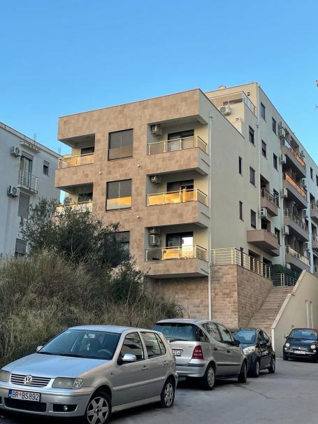 Dvosoban stan na prodaju u novoj zgradi pored HDL-a, Budva