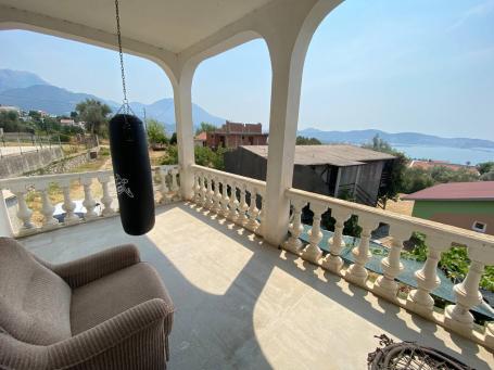 Legalna kuća sa velikom parcelom i panoramskim pogledom na more u Šušnju, Bar