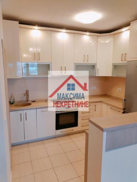 Četvorosoban,90 m2Novija kvalitetna zgrada, u Cara Dušana
