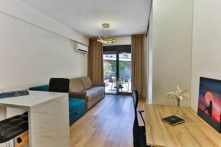 Prodaja modernog studio apartmana 29m2 u centru Budve sa sopstvenim dvorištem