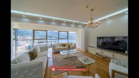 Trosoban stan sa panoramskim pogledom, Budva 