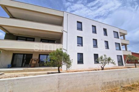 Prostrani novi apartman u prizemlju, Tribunj