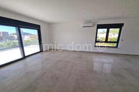 Prostrani apartman blizu plaže i centra, Tribunj