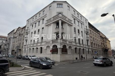 Svačićev Trg, reprezentativan četverosoban stan, piano nobile, za adaptaciju