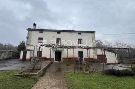 Istra, Kanfanar, autentična istarska kuća 200 m² s velikim potencijalom i velikom okućnicom