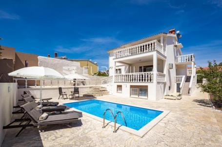 Medulin, Istra, Luksuzna samostojeća vila 205 m² s bazenom i pogledom na more