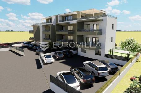 Trogir, dvosoban stan s prostranom terasom i parkirnim mjestom