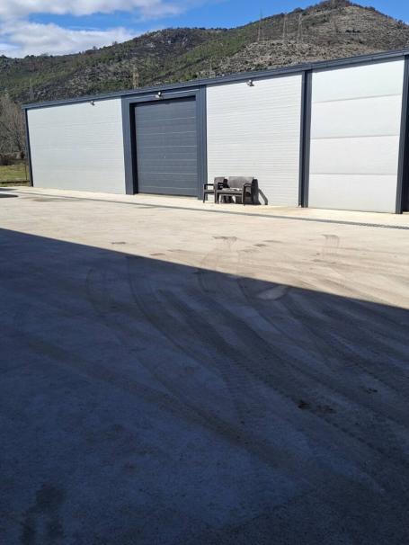 IZDAJE SE  MODERAN HANGAR – Komanski most