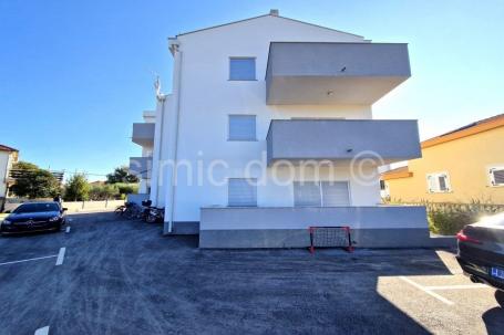 Novi apartman s vrtom blizu plaže, Sukošan