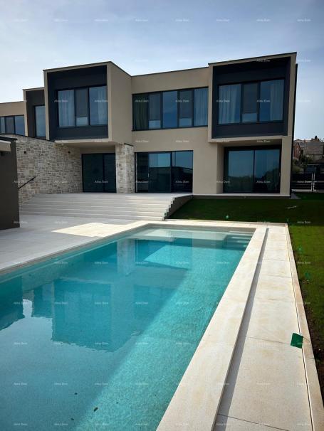 Haus Ein modernes Haus mit Pool steht zum Verkauf und befindet sich in einem idyllischen Dorf in der
