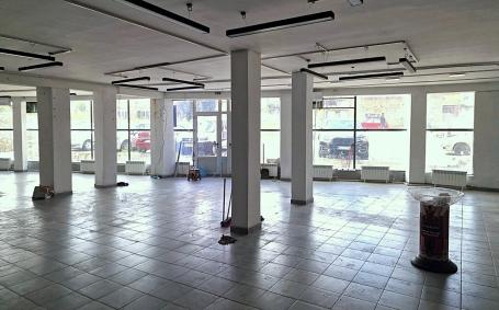 Robna kuća, klinika, kafić, škola, lokal, novogr, izlog, parking, odmah useljiv