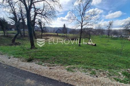 Bosiljevo, zemljište 103000 m² s 2 objekta na mirnoj lokaciji