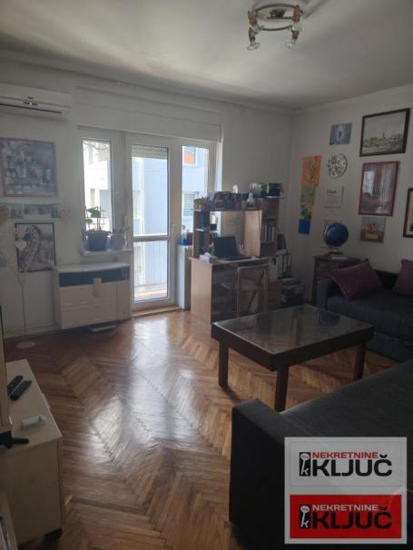 ADAMOVIĆEVO NASELJE, 71m2, Trosoban sa Tavanom