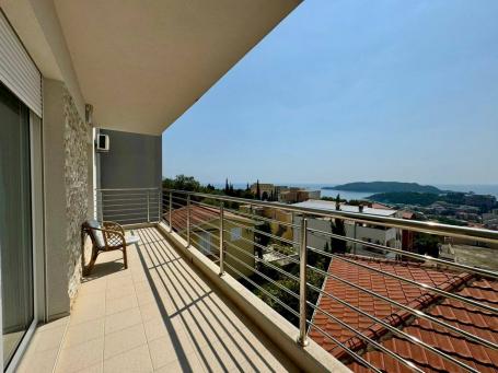Two bedroom apartment with a gorgeous view of the sea and mountains!