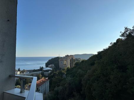 Cozy apartment with side view of the sea and mountains in Becici!