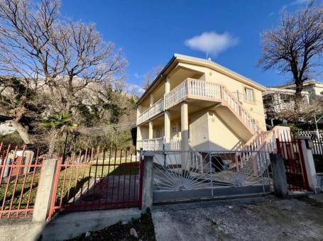 House in Sutomore with 2 apartments and sea views. 