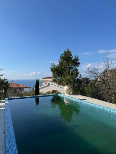 Three-storey villa with swimming pool and garden for sale, 560,000 euros
